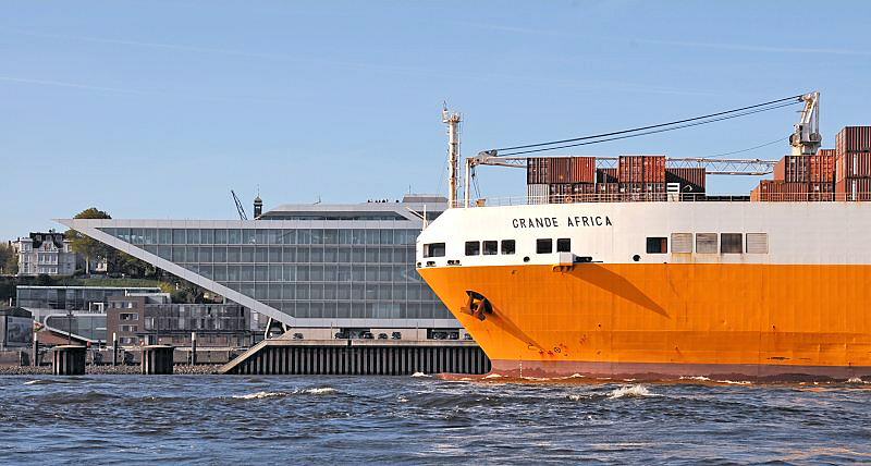 844_7015 Schiffsbug eines RoRo-Frachters vor Hamburg Altona; Büroarchitektur am Altonaer Elbufer. | Grosse Elbstrasse - Bilder vom Altonaer Hafenrand.